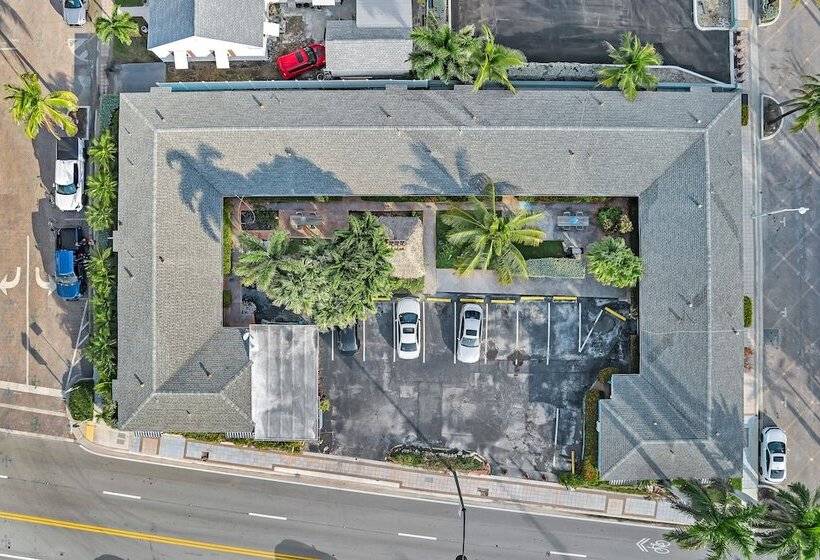 Отель The Caroline