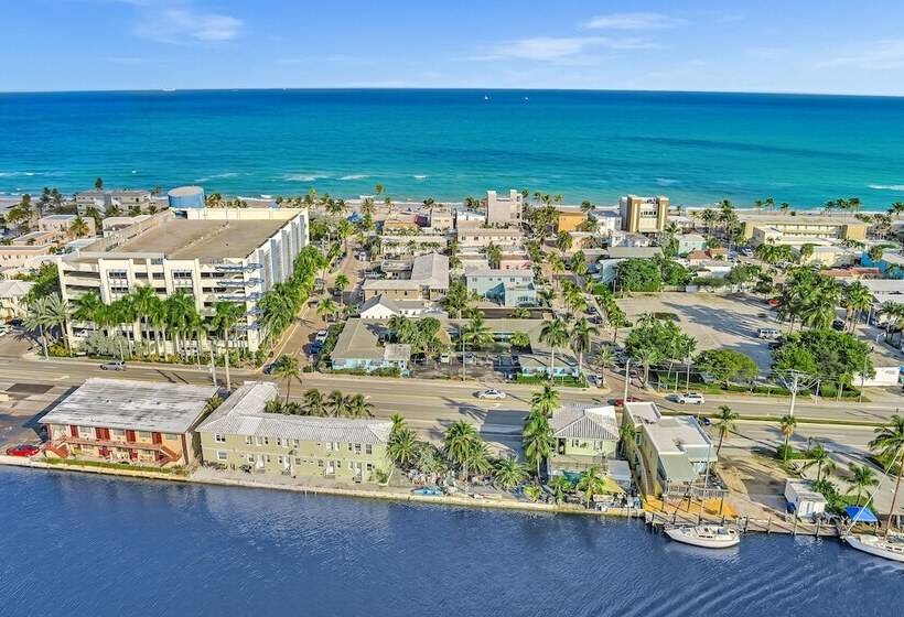 Отель The Caroline