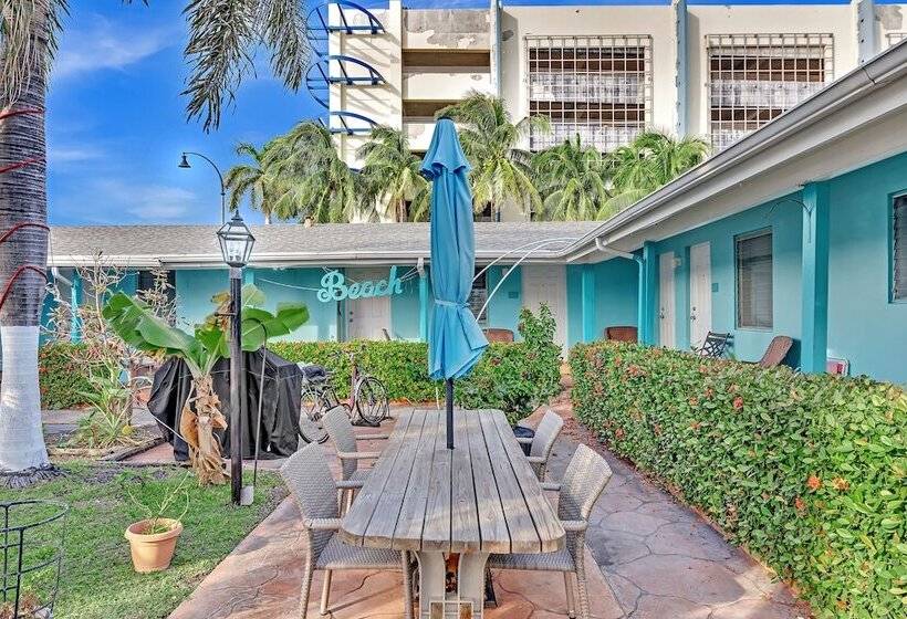 Отель The Caroline