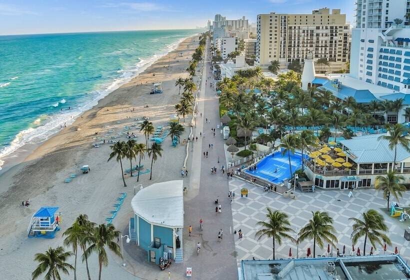 Отель The Caroline