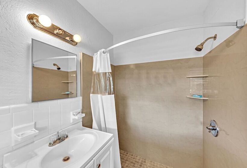 Отель The Caroline