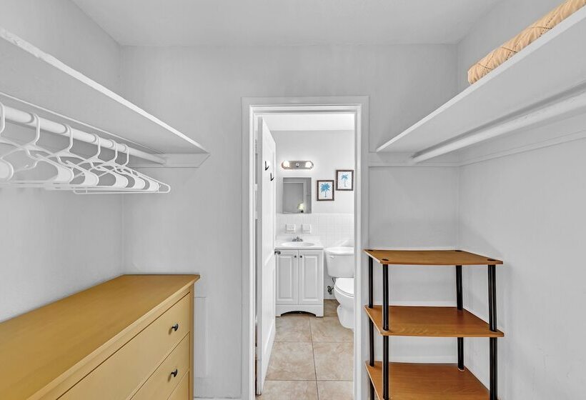 Отель The Caroline