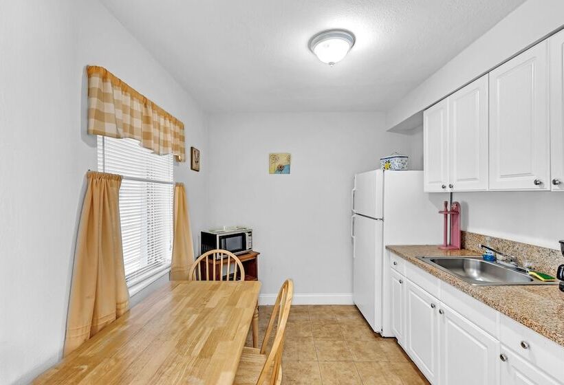 Отель The Caroline