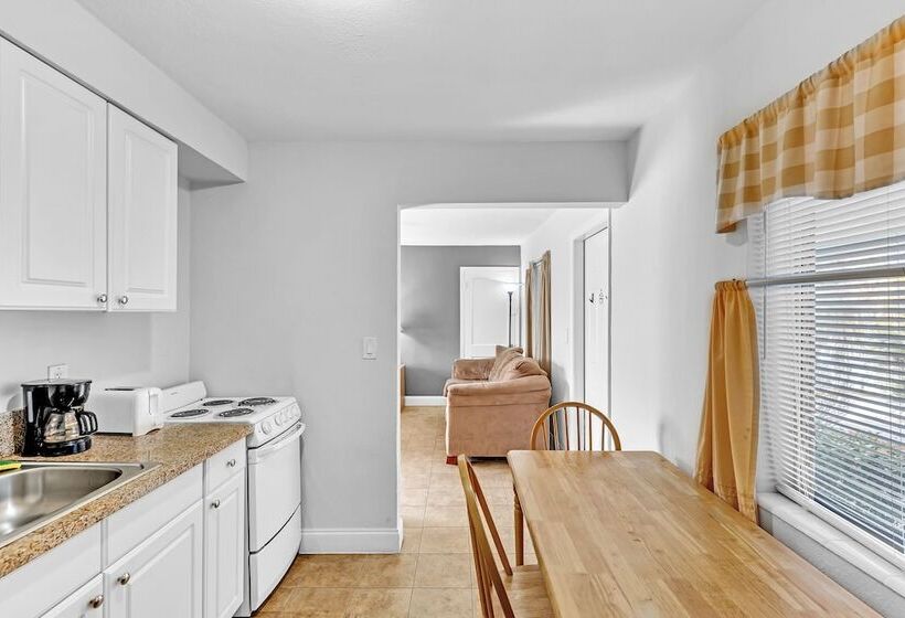 Отель The Caroline