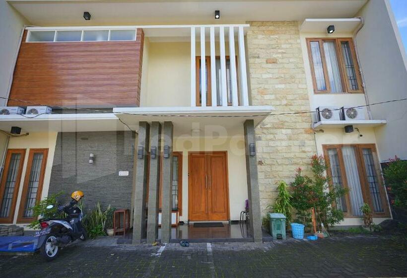 ペンション One & Quin Guest House Syariah Mitra Reddoorz