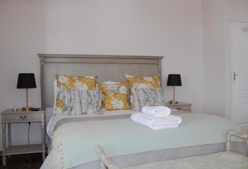 פנסיון Treetops