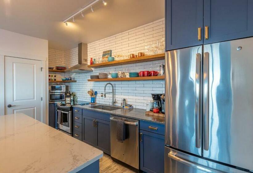 Fully Renovated Ski In/out Loft With Private Hot Tub!