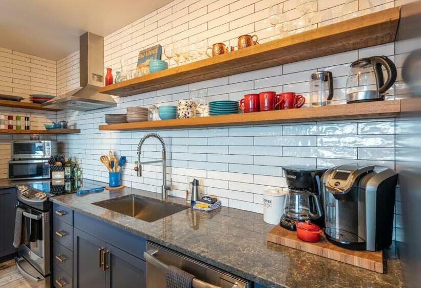 Fully Renovated Ski In/out Loft With Private Hot Tub!