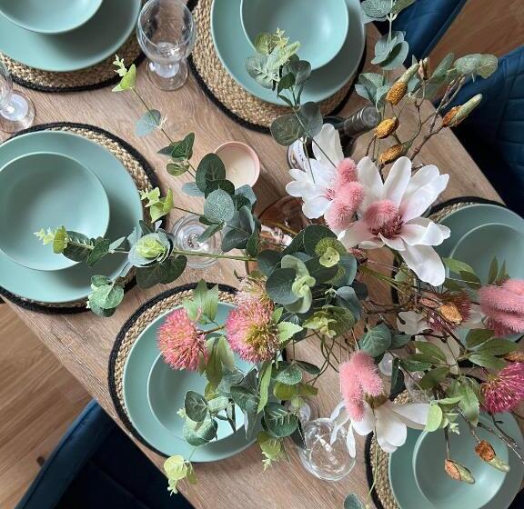 بنسيون Cheerful 5 Bedrooms & En Suite Bathrooms Town House