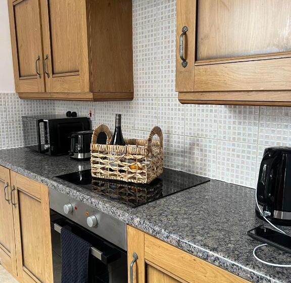 膳宿费 Cheerful 5 Bedrooms & En Suite Bathrooms Town House