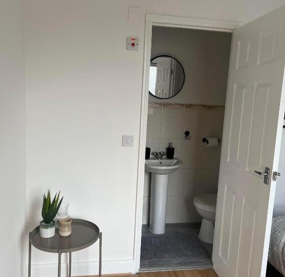 بنسيون Cheerful 5 Bedrooms & En Suite Bathrooms Town House