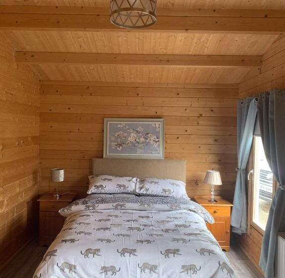 بنسيون Cheerful Cozy Cabin In Countryside