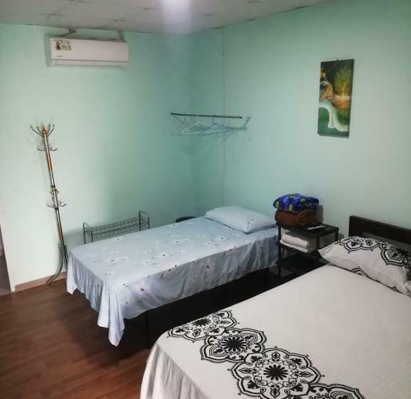 פנסיון Hostal My House Your House