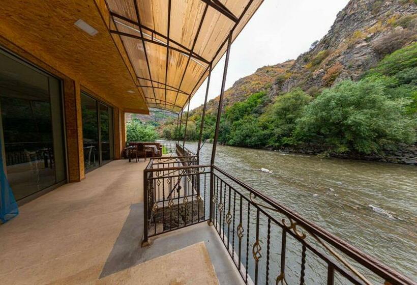 بنسيون Hovasapyan S Family Guest House