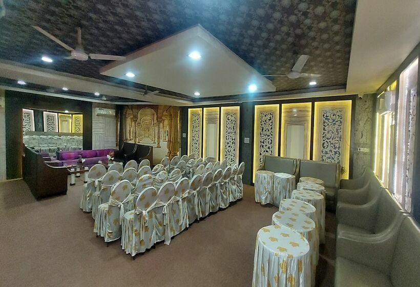 ホテル Meenakshi Palace