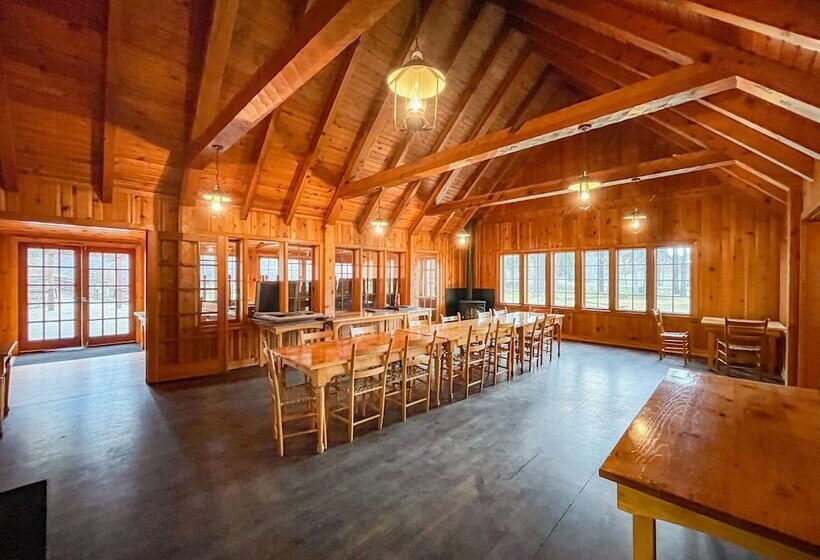 منتجع Lake Creek Lodge