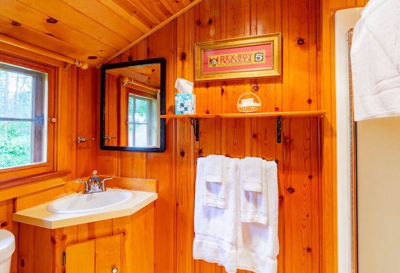 منتجع Lake Creek Lodge