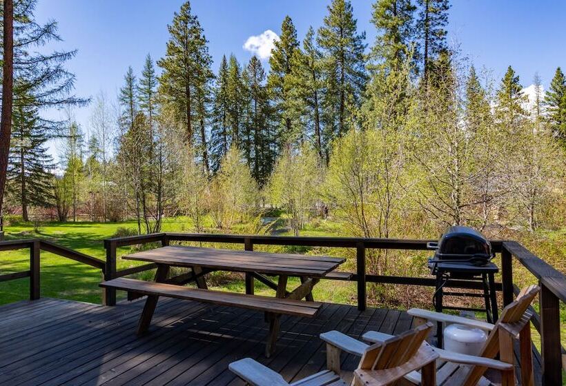 منتجع Lake Creek Lodge