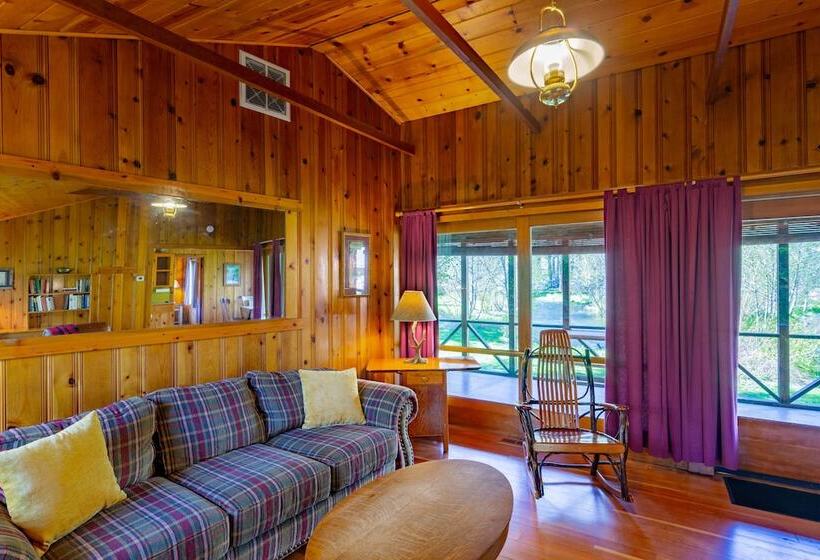 منتجع Lake Creek Lodge