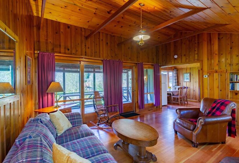 منتجع Lake Creek Lodge