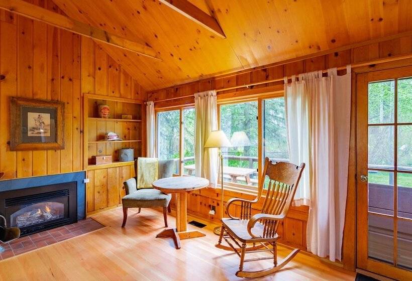 منتجع Lake Creek Lodge