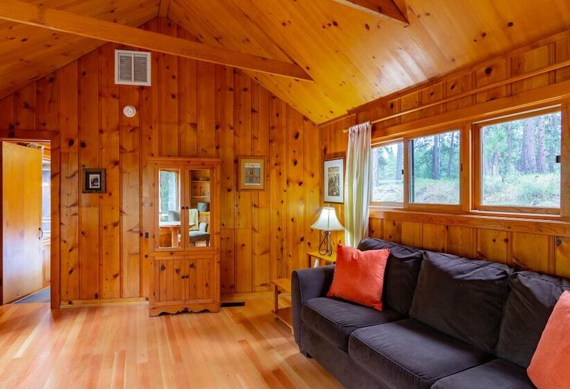 منتجع Lake Creek Lodge