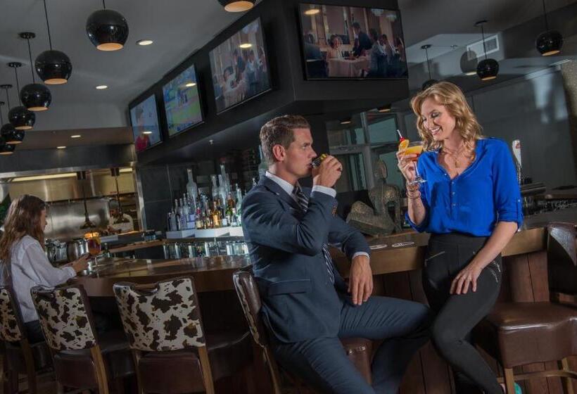 هتل Clique Calgary Airport