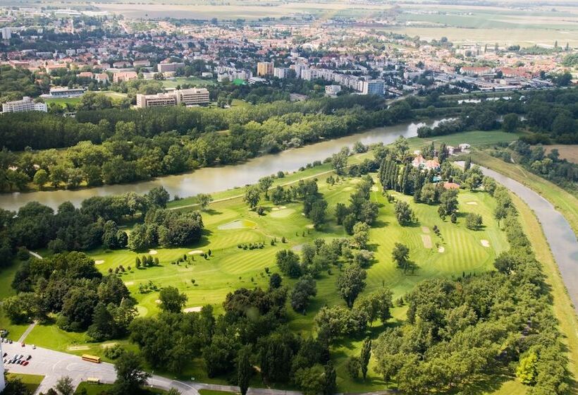 בית מלון כפרי Ensana Pro Patria