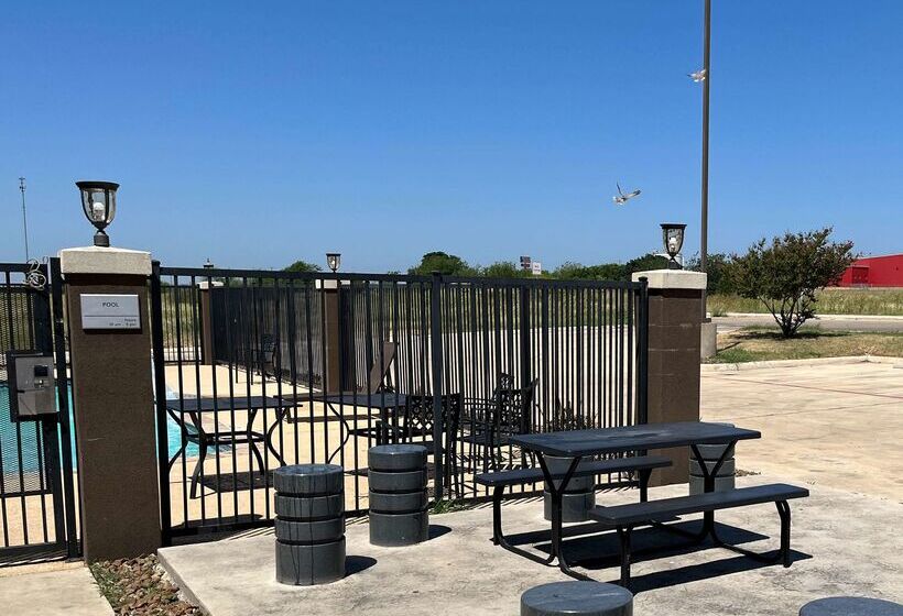 Отель Quality Inn & Suites