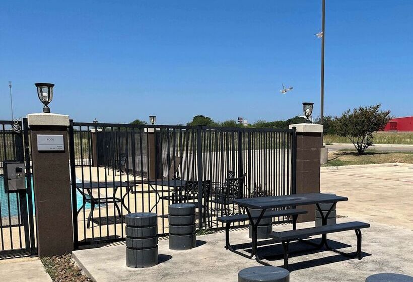 Отель Quality Inn & Suites