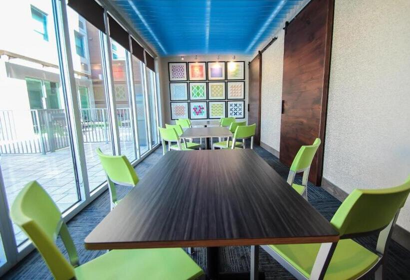 فندق Holiday Inn Express & Suites Miami Airport East, An Ihg