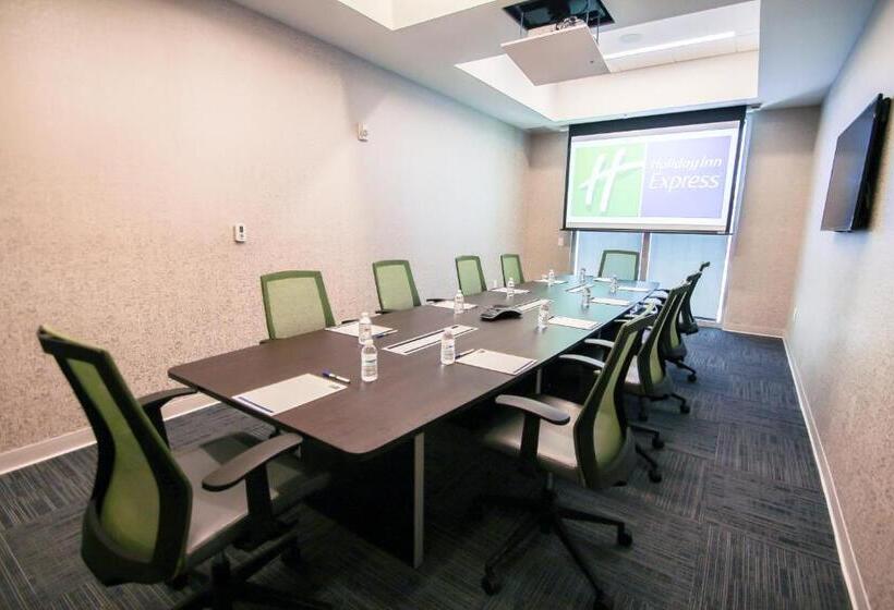 فندق Holiday Inn Express & Suites Miami Airport East, An Ihg