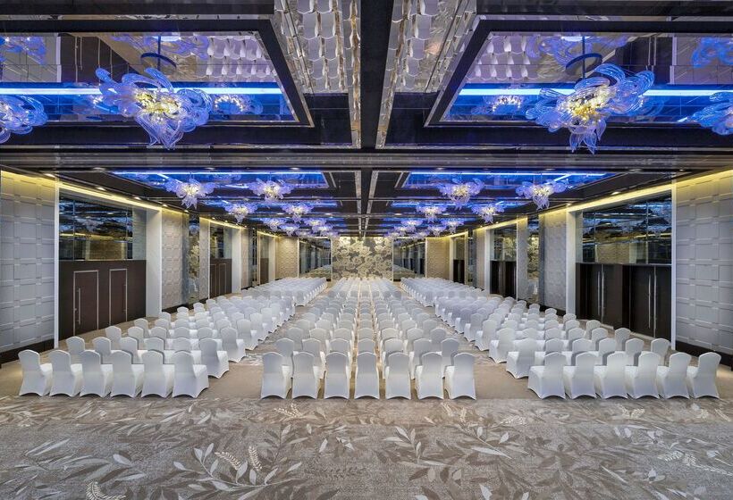 Отель Hyatt Regency Dubai Creek Heights