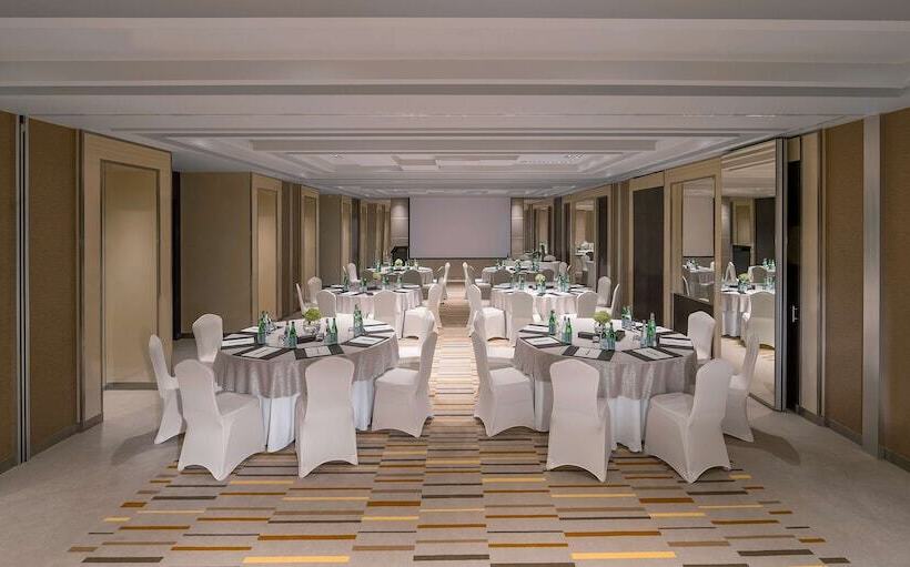 Отель Hyatt Regency Dubai Creek Heights