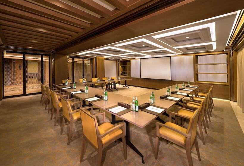 Отель Hyatt Regency Dubai Creek Heights