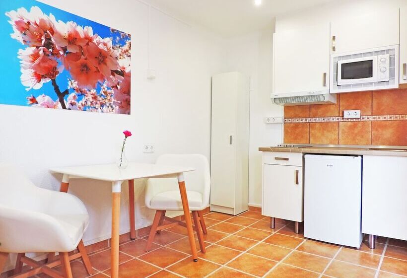 هتل Marblau Hostal