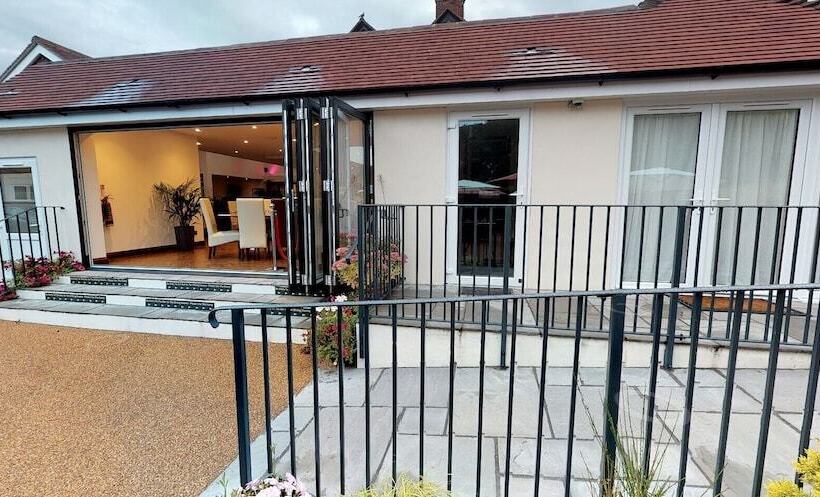 בית מלון כפרי The Castle Inn