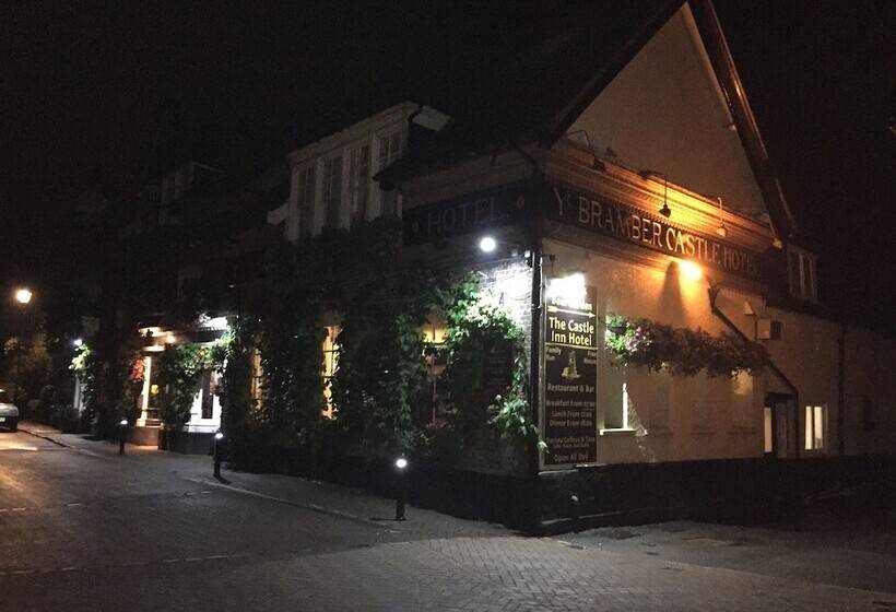 בית מלון כפרי The Castle Inn