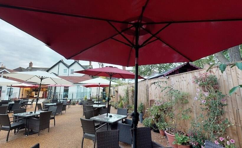 בית מלון כפרי The Castle Inn