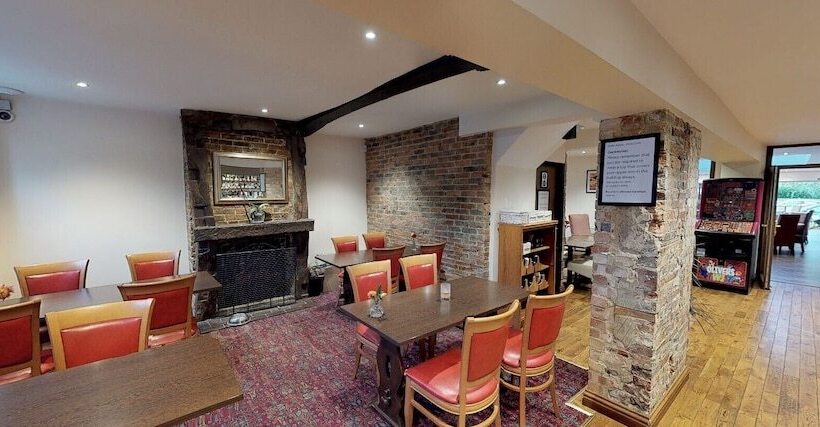 בית מלון כפרי The Castle Inn