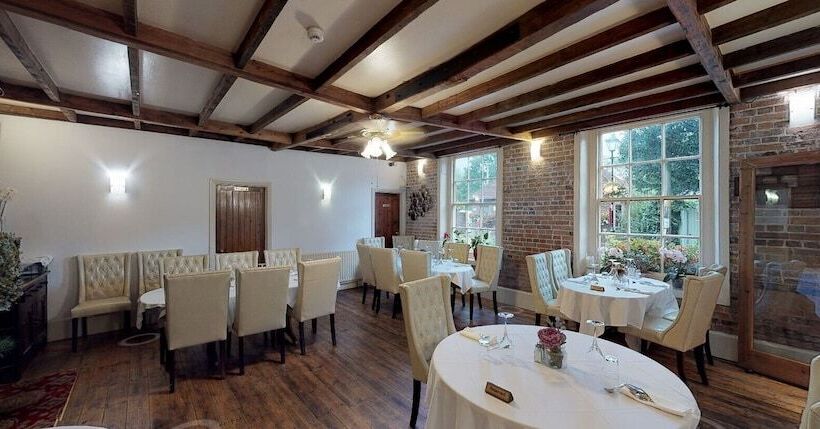 בית מלון כפרי The Castle Inn