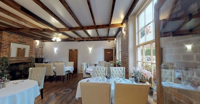 בית מלון כפרי The Castle Inn