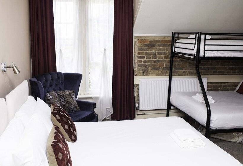 בית מלון כפרי The Castle Inn