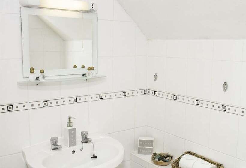 בית מלון כפרי The Castle Inn