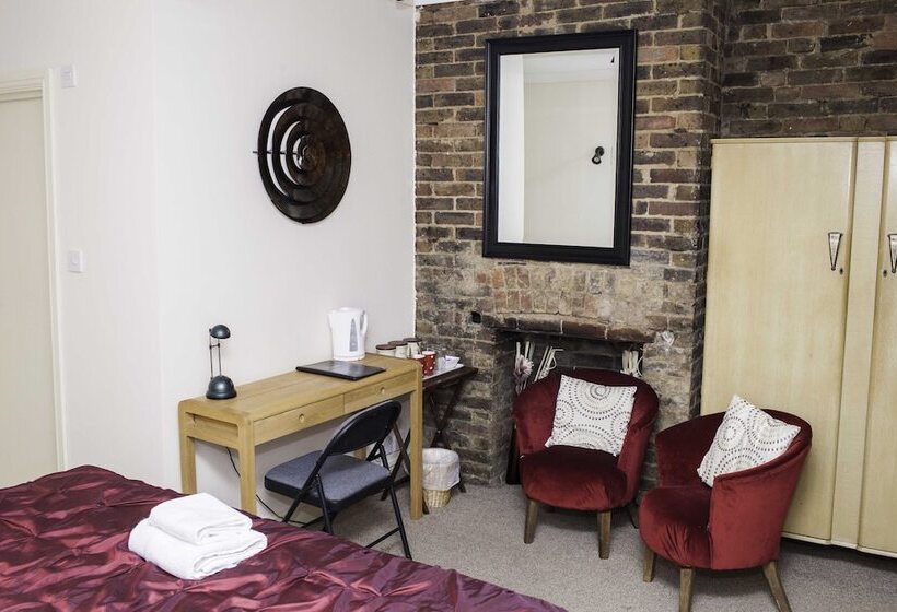 בית מלון כפרי The Castle Inn