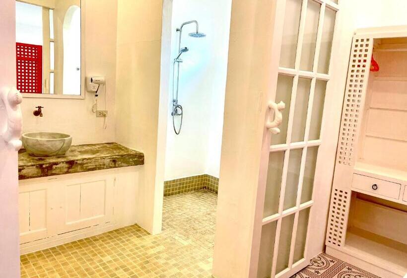 Отель Watercolours