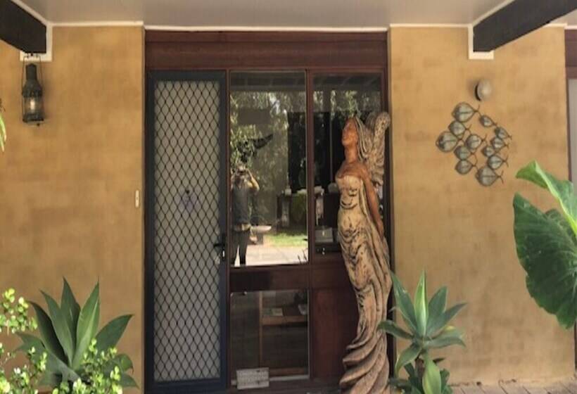 مُتل Marlo Hideaway