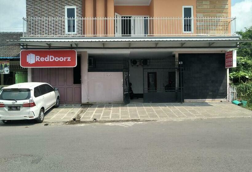 Отель Reddoorz Syariah Near Rs Mitra Keluarga Tegal