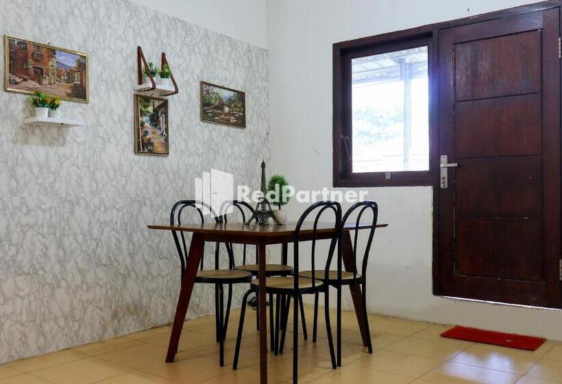 Отель Sahabat Pantai Guest House Mitra Reddoorz