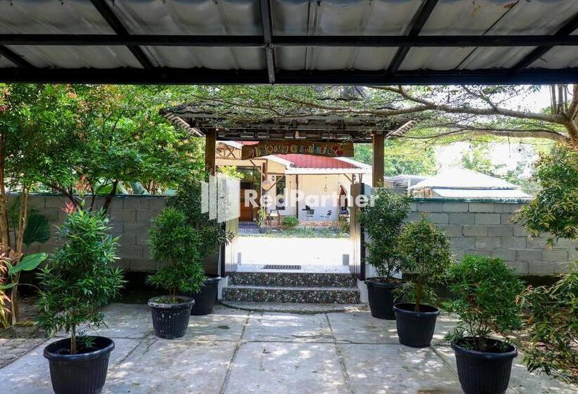 Отель Sahabat Pantai Guest House Mitra Reddoorz